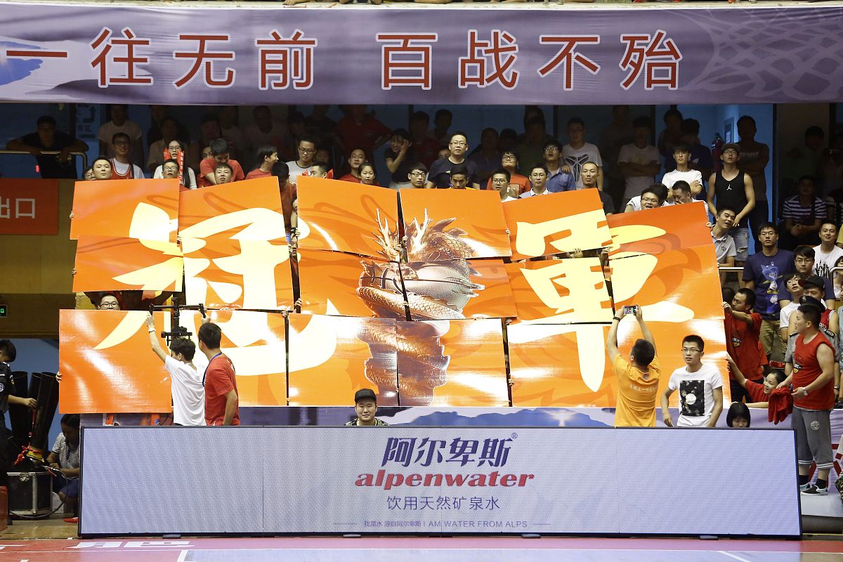 赛场上一番龙争虎斗，球队团结一心的简单介绍